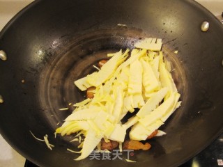 腊肉豆干炒藠头叶的做法步骤：5