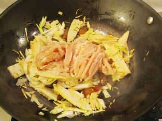 腊肉豆干炒藠头叶的做法步骤：6