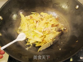 腊肉豆干炒藠头叶的做法步骤：7