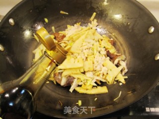 腊肉豆干炒藠头叶的做法步骤：8
