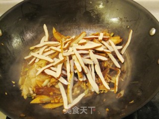 腊肉豆干炒藠头叶的做法步骤：9