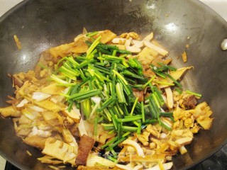腊肉豆干炒藠头叶的做法步骤：10