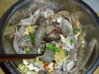 避风塘虾菇的做法步骤：2
