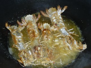 避风塘虾菇的做法步骤：4