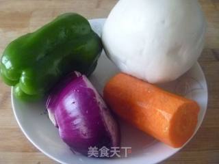 【换个花样吃馒头】剩馒头变身---素炒馒头丁的做法步骤：1