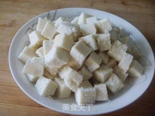 【换个花样吃馒头】剩馒头变身---素炒馒头丁的做法步骤：3