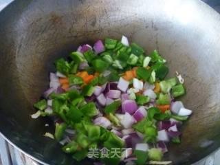 【换个花样吃馒头】剩馒头变身---素炒馒头丁的做法步骤：5