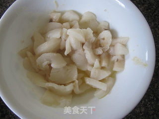 鱼片炒蒜苔的做法步骤：1