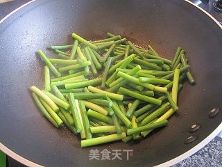 鱼片炒蒜苔的做法步骤：3
