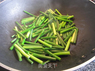 鱼片炒蒜苔的做法步骤：4