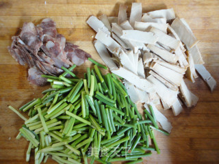 蒜苔炒豆腐干的做法步骤：2