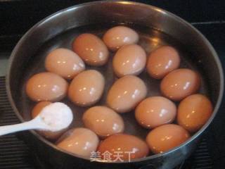酱肉煨蛋的做法步骤：1