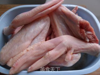 红烧鸭膀爪的做法步骤：1
