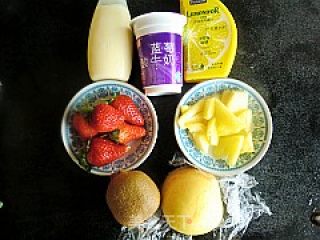 酸奶草莓沙拉的做法步骤：1