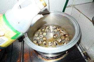 双鲍菇虎皮蛋红烧肉的做法步骤：1