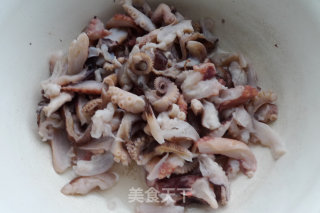 青椒炒鱿鱼的做法步骤：1