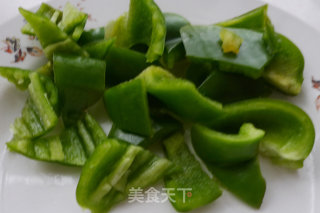 青椒炒鱿鱼的做法步骤：2