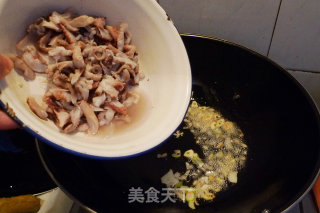 青椒炒鱿鱼的做法步骤：4