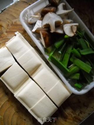 鲜蘑炖豆腐的做法步骤：2