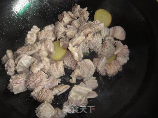 细火慢炖出好味——红烧牛腩的做法步骤：4
