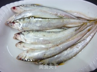 香酥小刀鱼的做法步骤：1