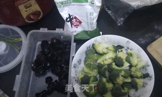 蒜香木耳西兰花的做法步骤：1