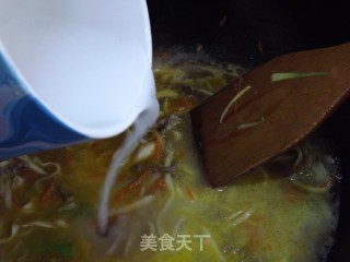 杏鲍菇肉丝面的做法步骤：7