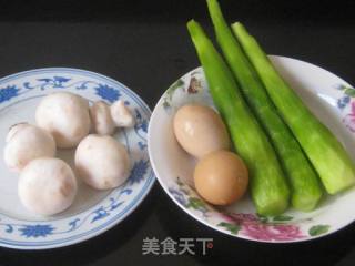 蘑菇片莴笋蛋汤的做法步骤：1