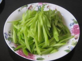 蘑菇片莴笋蛋汤的做法步骤：3