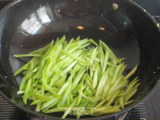 蘑菇片莴笋蛋汤的做法步骤：5
