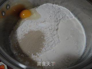 至尊培根大虾披萨的做法步骤：1