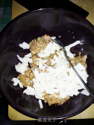 荸荠肉锅贴的做法步骤：2