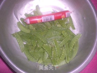 火腿肠炒荷兰豆的做法步骤：1