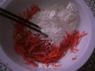 胡萝卜丝饼的做法步骤：3