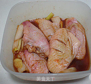 黑椒鸡翅的做法步骤：2