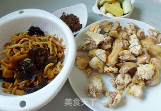 仔鸡烧三宝的做法步骤：1