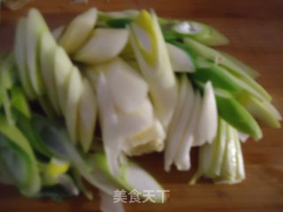 大葱炒豆皮的做法步骤：2