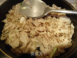 大葱炒豆皮的做法步骤：4