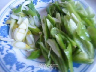 尖椒炒鸡蛋的做法步骤：1