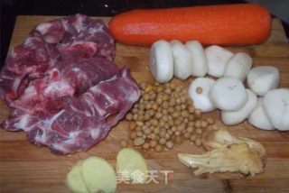 黄豆胡萝卜当归马蹄猪骨汤的做法步骤：1