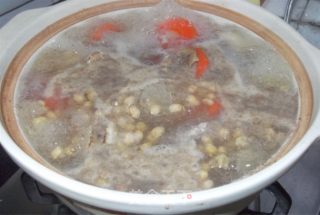 黄豆胡萝卜当归马蹄猪骨汤的做法步骤：4