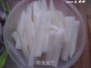 鲜鱿白萝卜的做法步骤：2