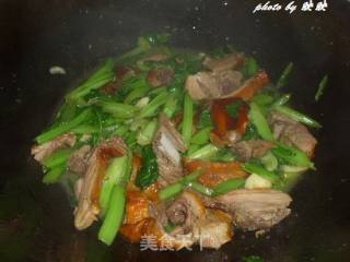 春菜炒烧鸭的做法步骤：6