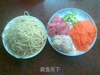 虾仁炒面的做法步骤：1
