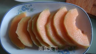 哈密瓜蒸火腿肠的做法步骤：1