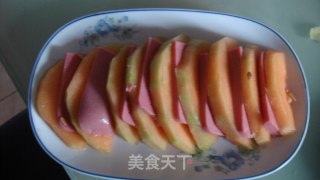 哈密瓜蒸火腿肠的做法步骤：3