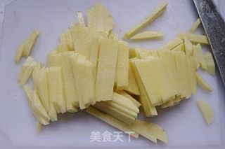 香菜炒土豆条的做法步骤：3