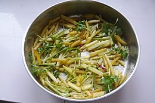 香菜炒土豆条的做法步骤：8