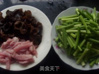 黑木耳炒蒜苗的做法步骤：1