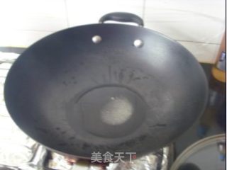 黑木耳炒蒜苗的做法步骤：2